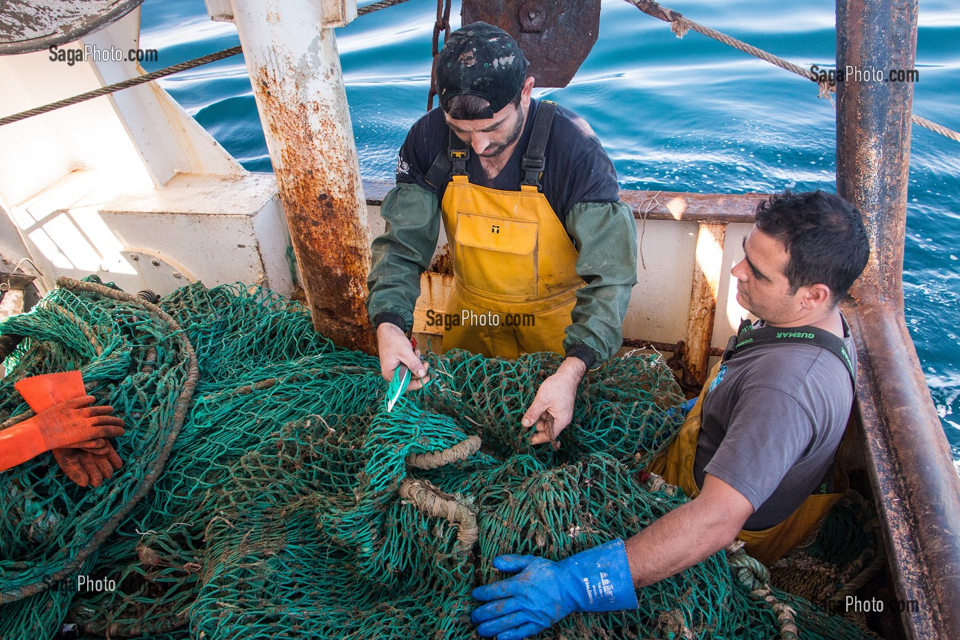 Photo De REPARATION DES FILETS CHALUTS DE FOND APRES UN TRAIT DE