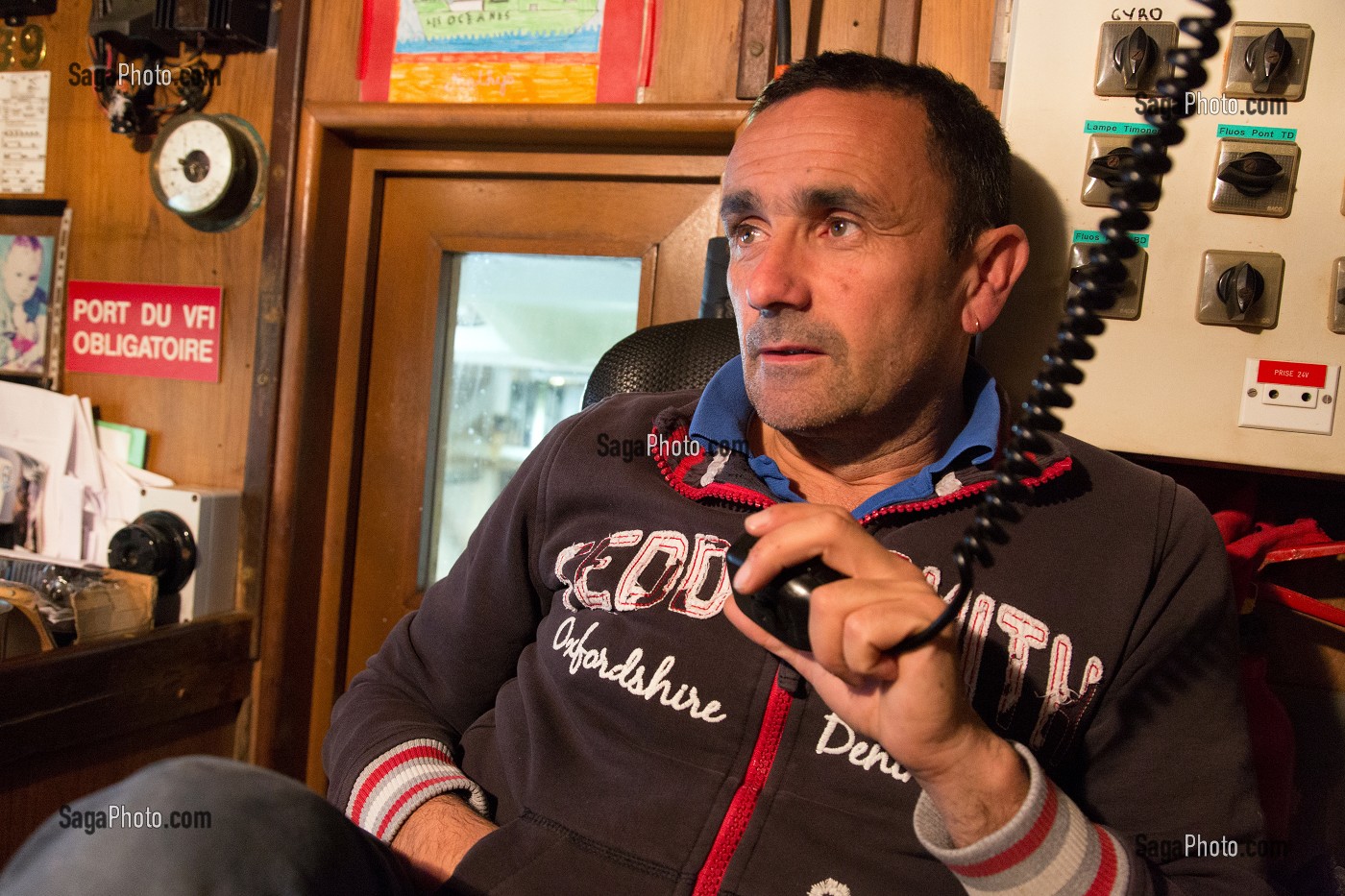 Photo De Ludovic Bertin Patron Pecheur Aux Commandes De Son Bateau