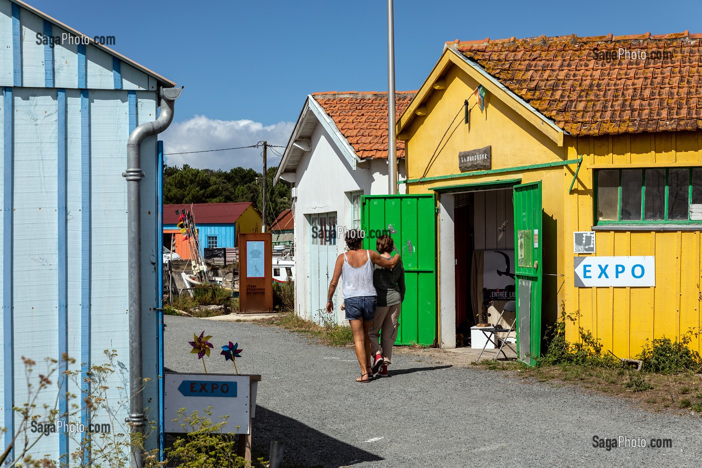 Photo De Les Cabanes Colorees Anciennes Cabanes De Pecheurs Transformes En Atelier D Artistes