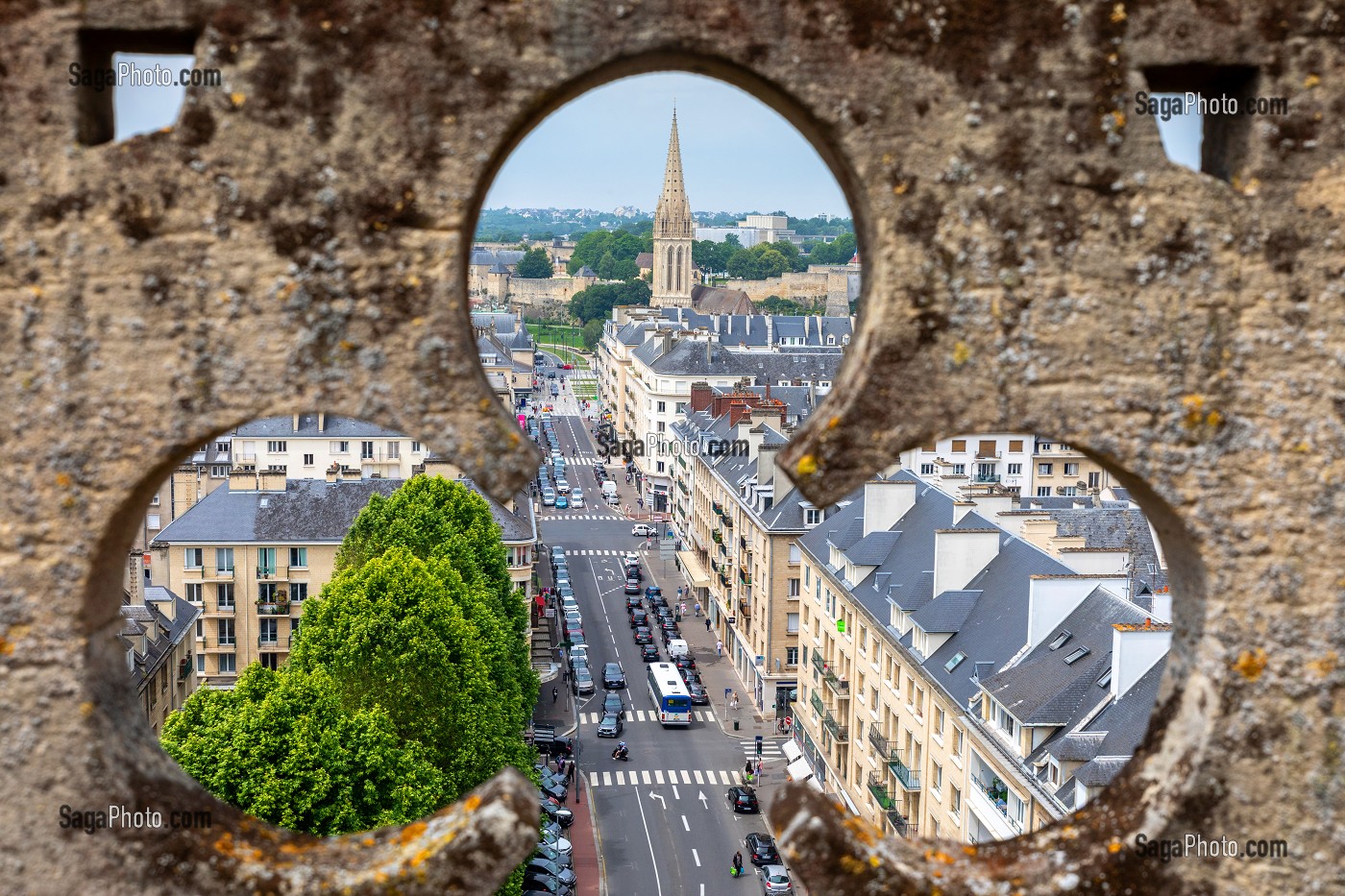 Photo De VUE SUR L'EGLISE SAINT-PIERRE DEPUIS L'EGLISE SAINT-JEAN, RUE ...