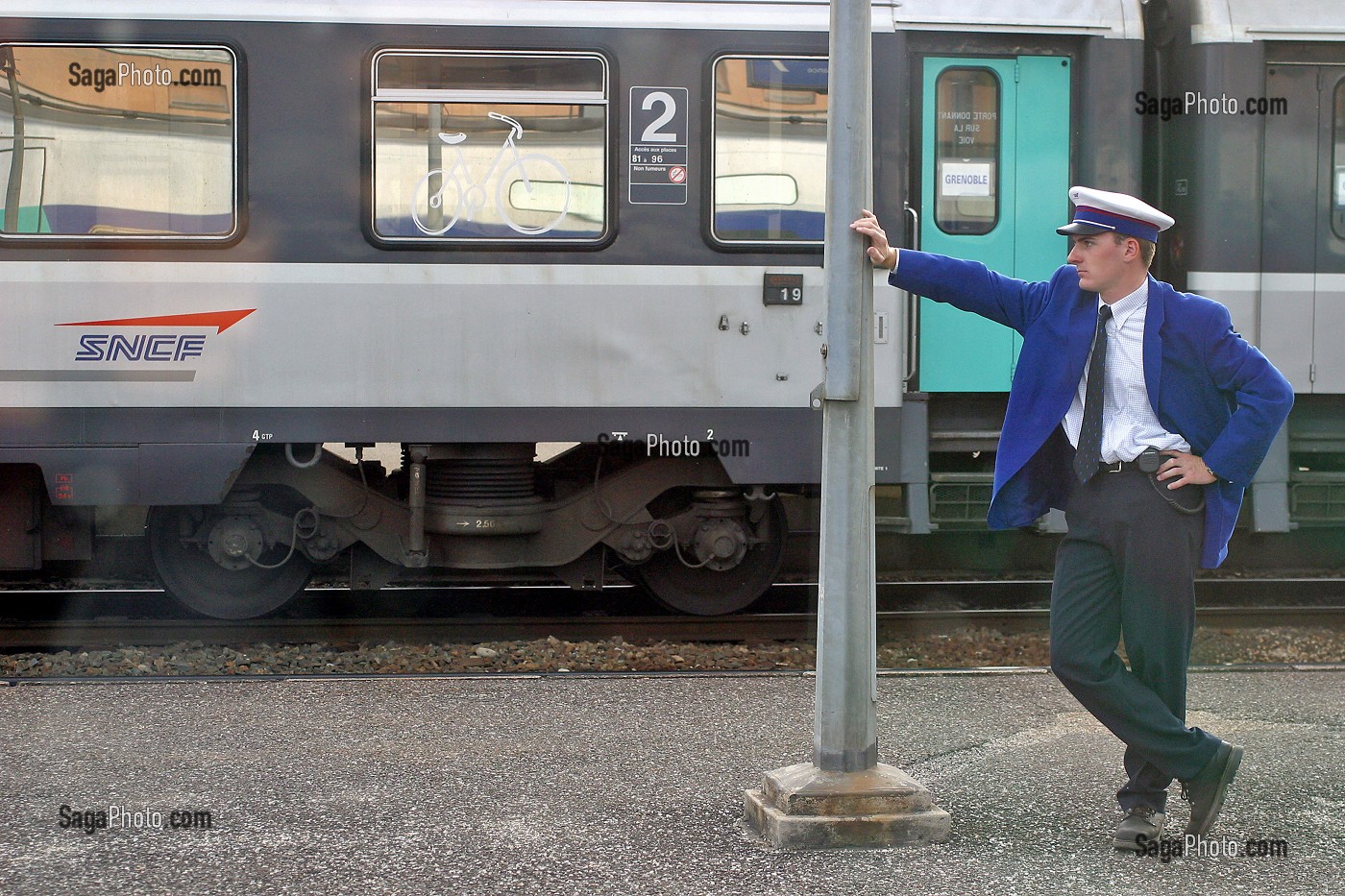 Photo De Chef De Gare Sur Un Quai De Gare Sncf 6428