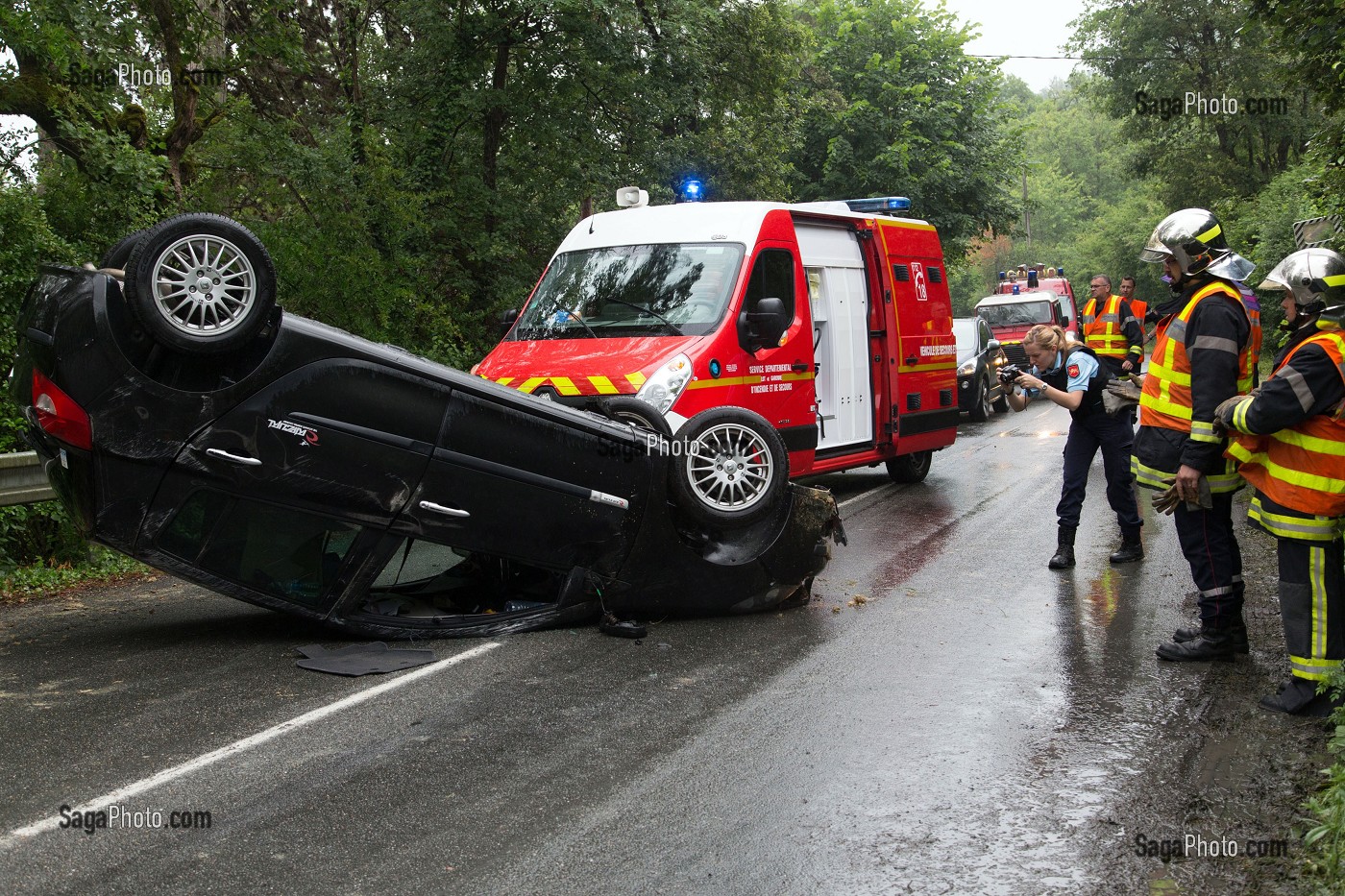 Photo De INTERVENTION POUR UN ACCIDENT DE VOITURE SUR LA VOIE PUBLIQUE ...