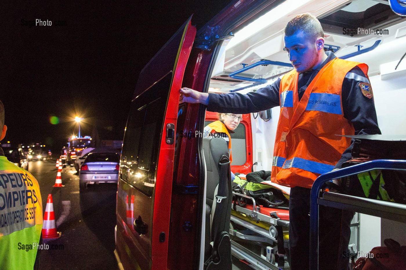 Photo De VICTIME PRISE EN CHARGE DANS L'AMBULANCE (VSAB) SUR UN ...