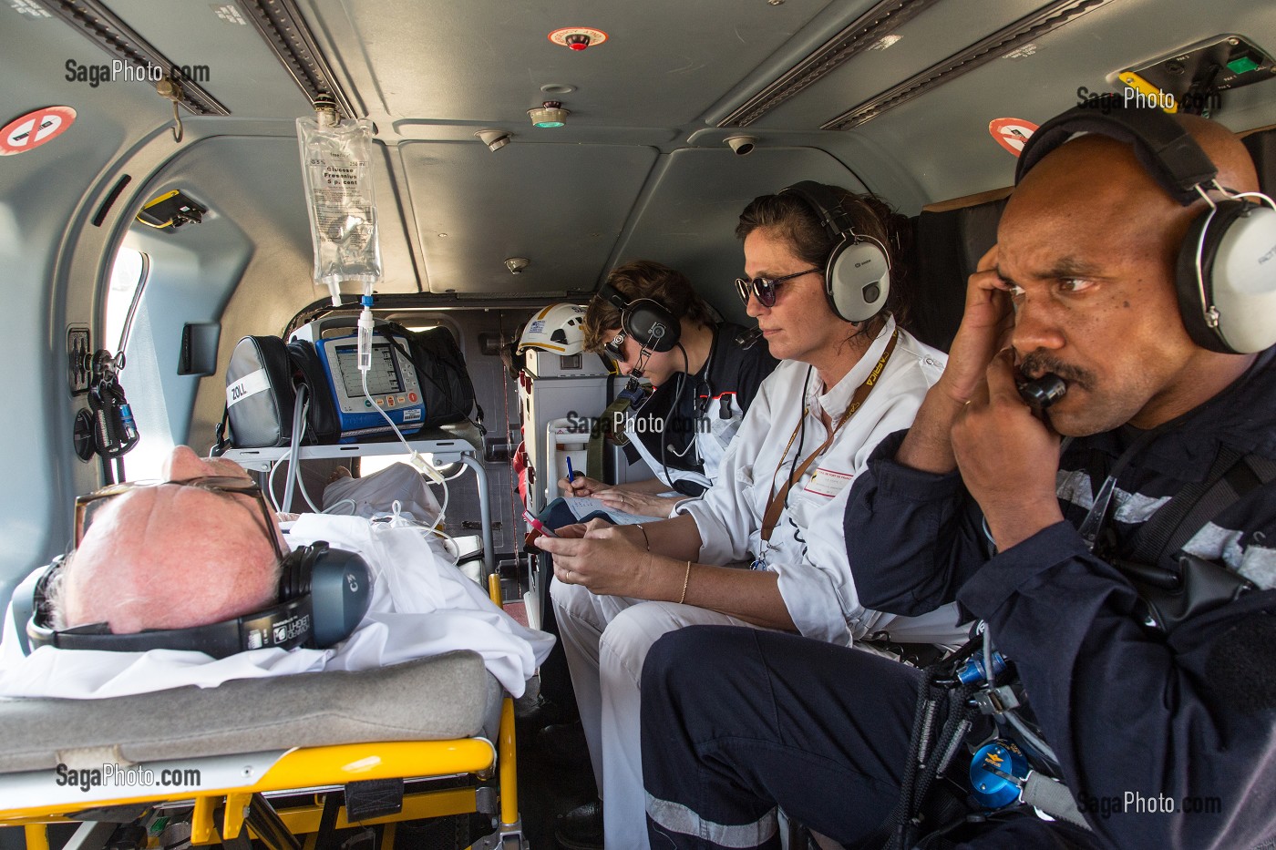 Photo De EQUIPE MEDICALE DU SAMU AVEC UNE VICTIME SOUS PERFUSION A BORD ...