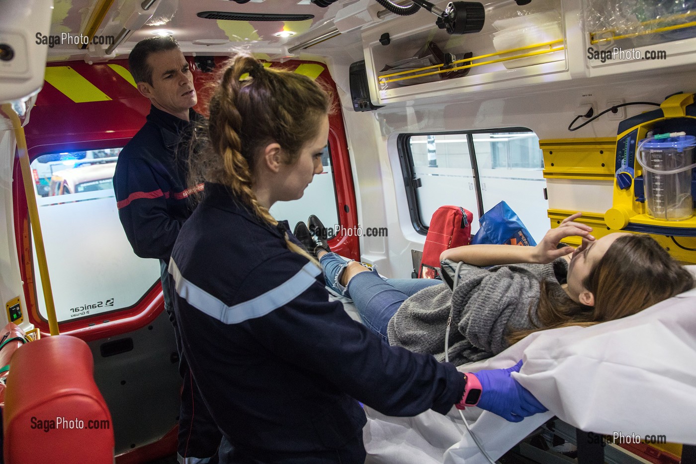 Photo De Ambulance Sapeur Pompier Pour Un Malaise Dans Un Bus Place De