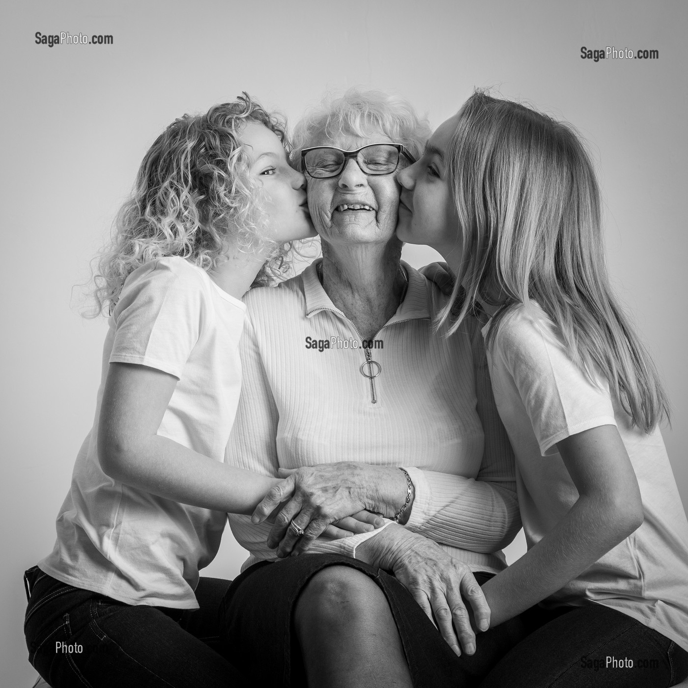 photo de GRAND-MERE ET SES DEUX PETITES-FILLES, PORTRAIT DE FAMILLE