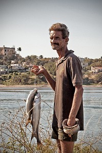 LINE FISHERMAN WITH HIS FISH, COJIMAR, SMALL FISHING VILLAGE TO THE EAST OF HAVANA FROM WHERE ERNEST HEMINGWAY LIKED TO LEAVE TO GO FISHING IN THE SEA, THE INSPIRATION FOR HIS BOOK ‘THE OLD MAND AND THE SEA’, CUBA, THE CARIBBEAN