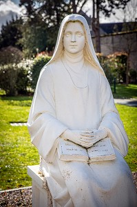  STATUE OF SAINTE-THERESE OF THE CHILD JESUS (1873-1897) CANONIZED IN 1925, THE SAINTE-THERESE HERMITAGEE, LISIEUX, PAYS D'AUGE, CALVADOS, NORMANDY, FRANCE