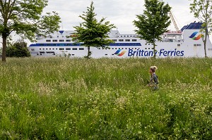  YOUNG WOMAN JOGGING PAST THE BOAT BRITTANY FERRIES NEAR THE CANAL GOING FROM CAEN TO THE SEA, THE ORNE RIVER, CAEN, CALVADOS, NORMANDY, FRANCE