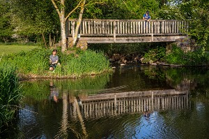  YOUNG FISHERS ON THE ITON RIVER, CINTRAY, ITON RIVER VALLEY, EURE, NORMANDY, FRANCE