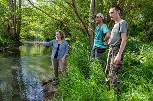  HEAD MONITOR, NATURE AND DISCOVERY OF THE FLORA AND FAUNA AROUND THE RIVER, PRESENTATION OF THE PROGRAM TO THE MONITORS, MESNILS-SUR-ITON, ITON RIVER VALLEY, EURE, NORMANDY, FRANCE