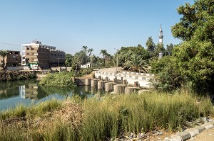  DAM ON AN IRRIGATION CANAL, LUXOR, EGYPT, AFRICA