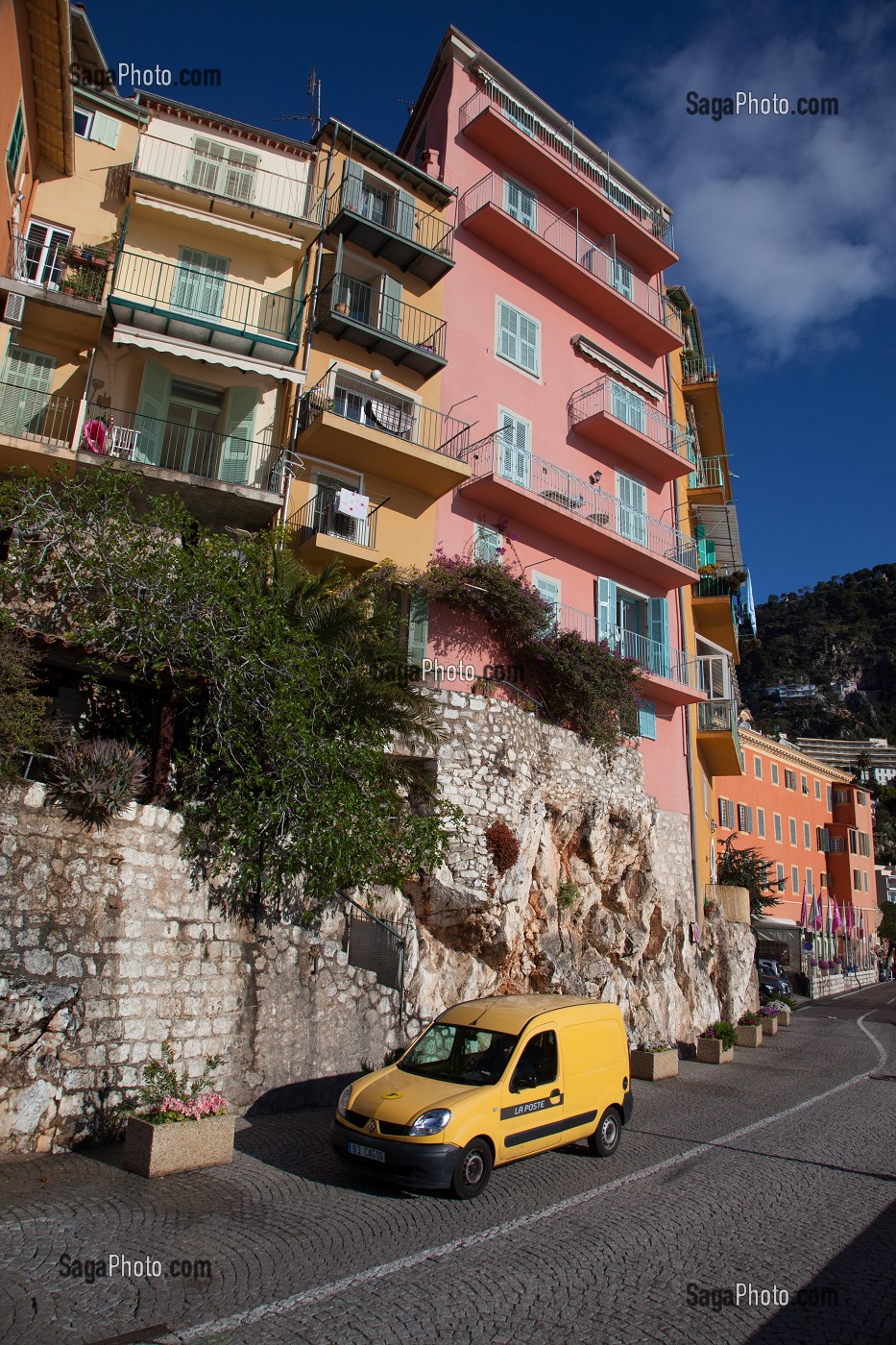 VOITURE DE LA POSTE DEVANT LE VILLAGE DE VILLEFRANCHE-SUR-MER, ALPES-MARITIMES (06), FRANCE 