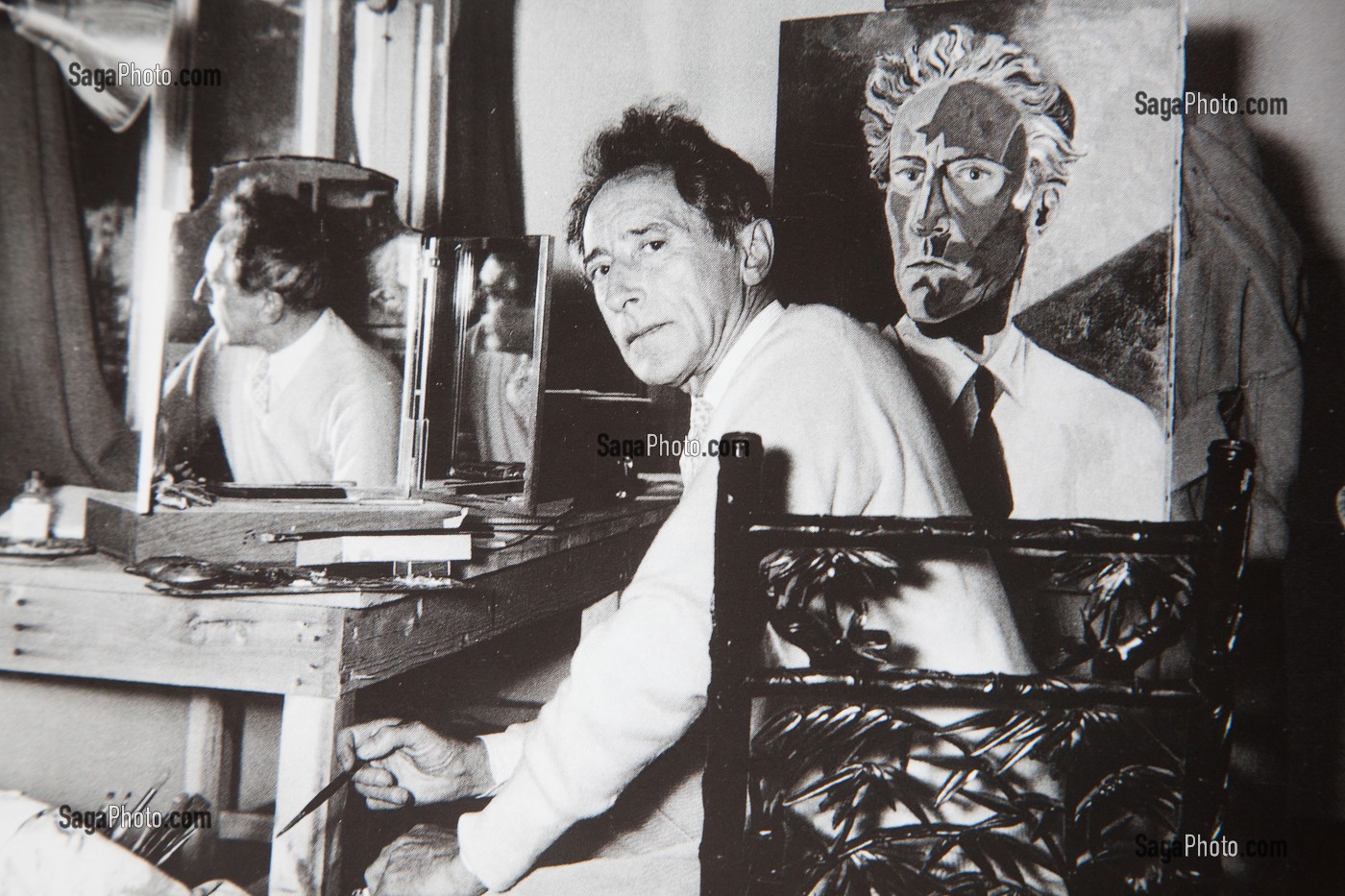 PORTRAIT DE JEAN COCTEAU DANS SON ATELIER DE LA VILLA SANTO SOSPIR, SAINT-JEAN-CAP-FERRAT, ALPES-MARITIMES (06), FRANCE MENTION OBLIGATOIRE: COLLECTION WEISWEILLER / SANTO SOSPIR 