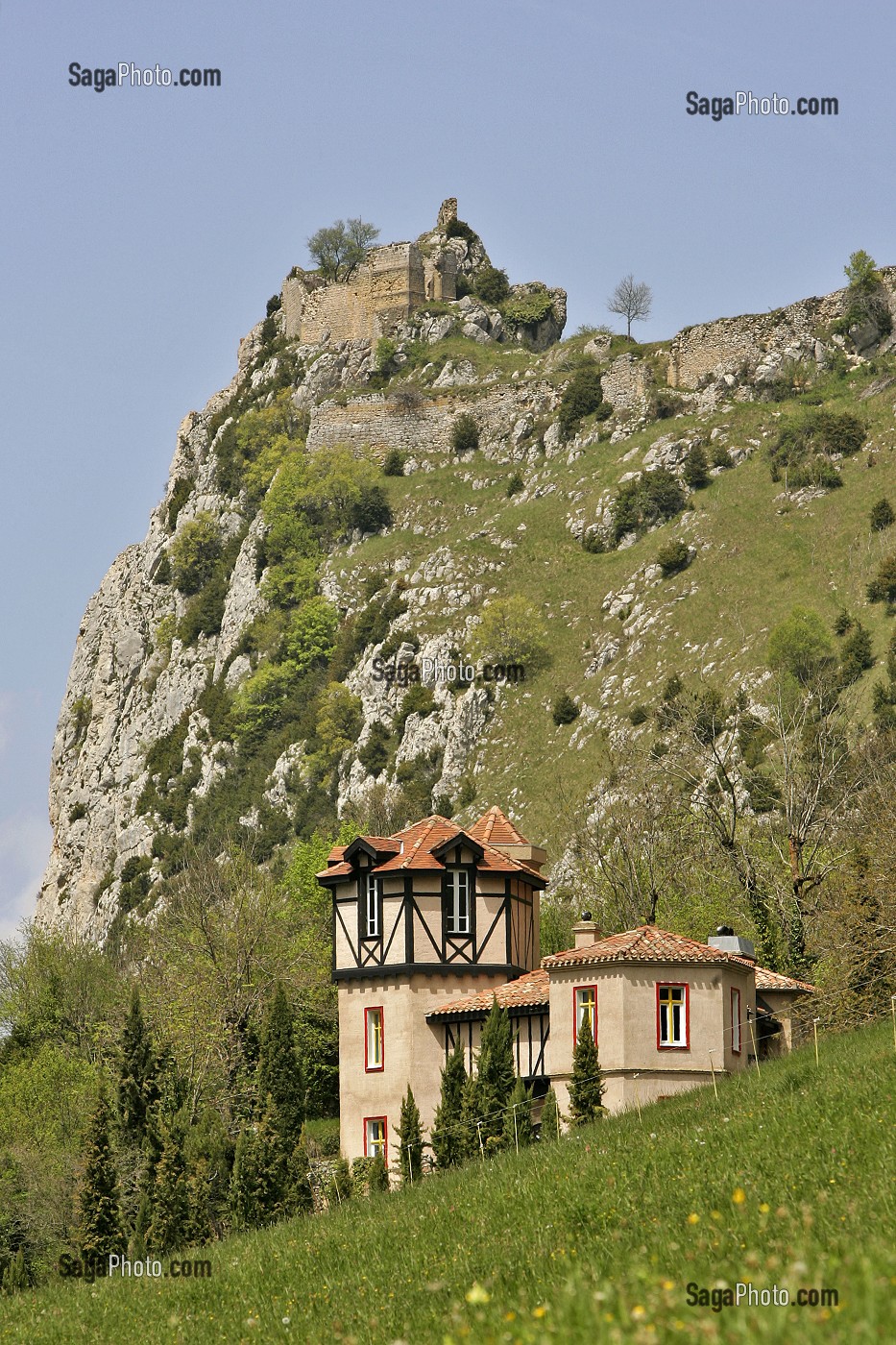 VILLAGE ET CHATEAU CATHARE, ROQUEFIXADE, ARIEGE (09), FRANCE 