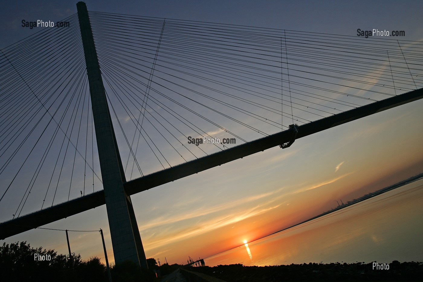 PONT DE NORMANDIE QUI ENJAMBE LA SEINE ENTRE HONFLEUR ET LE HAVRE, PONT A HAUBANS DE 2143 METRES DONT 856 ENTRE LE PYLONES, CALVADOS (14), NORMANDIE, FRANCE 