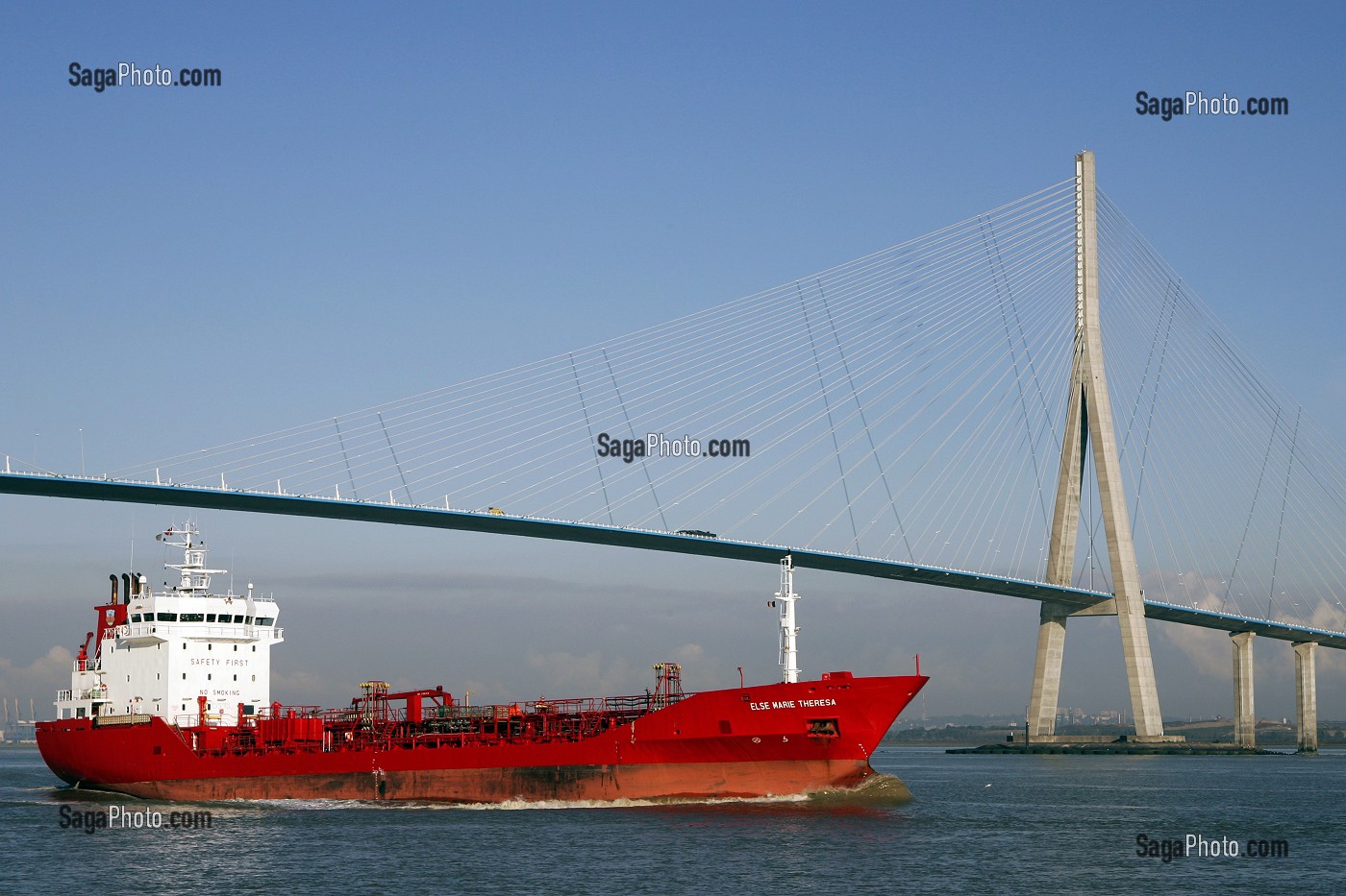 CARGO PORTE CONTENAIR SOUS LE PONT DE NORMANDIE, VUE DE LA BERGE COTE HONFLEUR, CALVADOS (14), NORMANDIE, FRANCE 