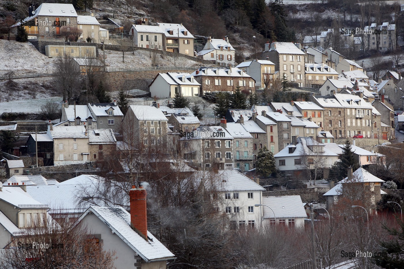 VILLAGE AVEC LES TOITS ENNEIGES DE MURAT, CANTAL (15), AUVERGNE, FRANCE 
