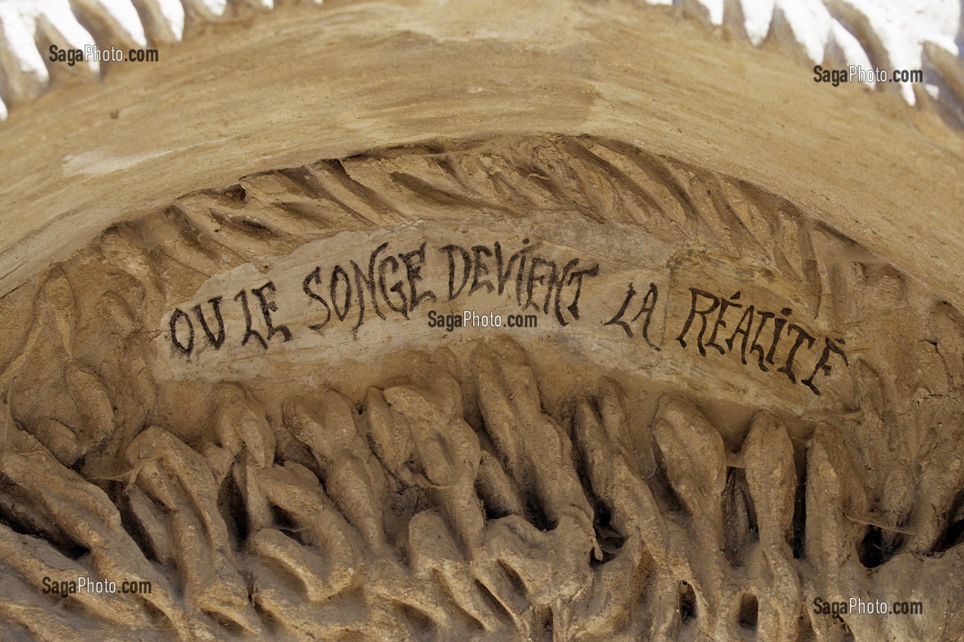 CITATION 'OU LE SONGE DEVIENT REALITE', DETAIL DE LA FACADE DU PALAIS IDEAL DU FACTEUR CHEVAL, HAUTERIVES, DROME (26), FRANCE 