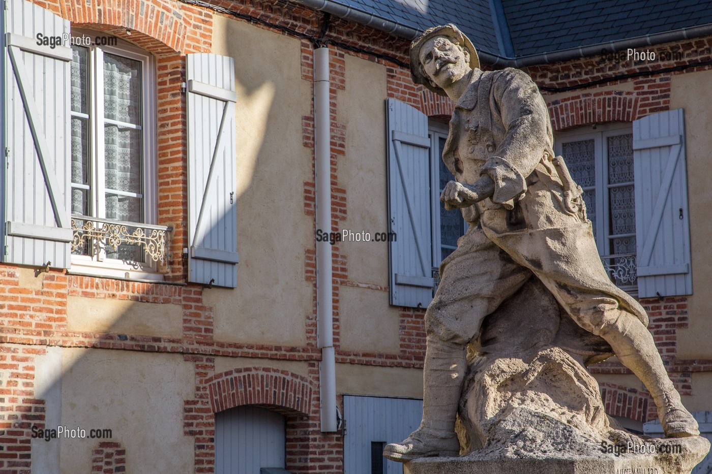 MONUMENT AUX MORTS, PLACE DE L'EGLISE, RUGLES, EURE (27), FRANCE 