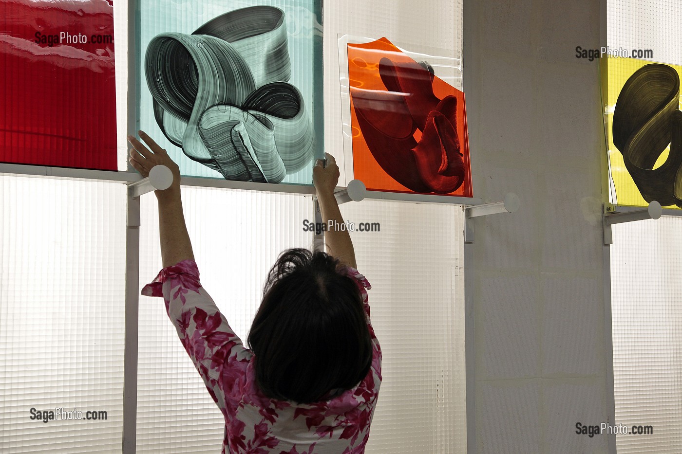 ACCROCHAGE DE CREATION DE VITRAUX CONTEMPORAINS, CENTRE INTERNATIONAL DU VITRAIL (CIV), CHARTRES, EURE-ET-LOIR (28), FRANCE 