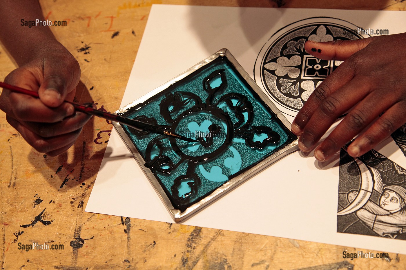 PEINTURE SUR VITRAIL A L'ATELIER PEDAGOGIQUE POUR LES ENFANTS, CENTRE INTERNATIONAL DU VITRAIL (CIV), CHARTRES, EURE-ET-LOIR (28), FRANCE 