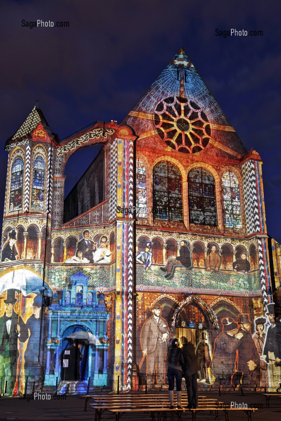 FACADE ECLAIREE DE L'EGLISE SAINT-AIGNAN, FESTIVAL CHARTRES EN LUMIERES, EURE-ET-LOIR (28), FRANCE 