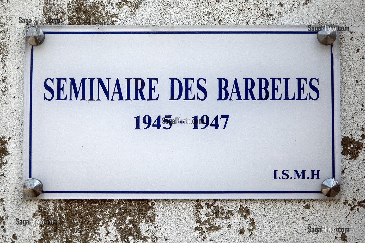 PLAQUE DU SEMINAIRE DES BARBELES EN HOMMAGE A L'ABBE ALLEMAND FRANZ STOCK (1904-1948), LE COUDRAY, CHARTRES, EURE-ET-LOIR (28), FRANCE 