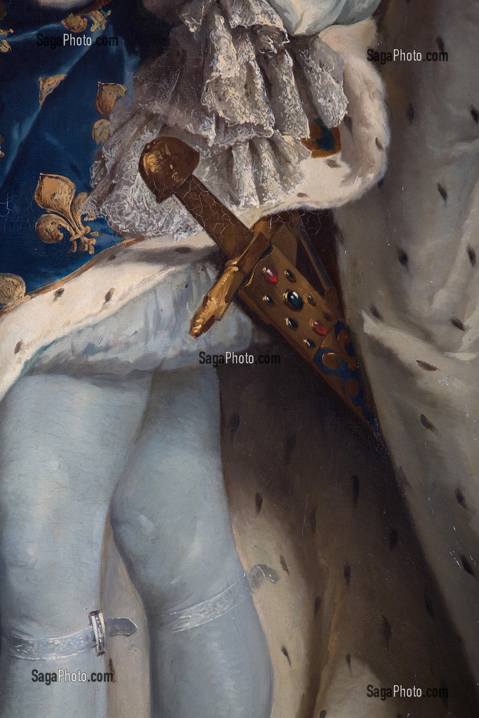 DETAIL DE L'EPEE ‘ICI JOYEUSE’ RAPPELANT QUE LE ROI EST LE CHEF DES ARMEES, PORTRAIT DE LOUIS XIV (1638-1715), ROI DE FRANCE, EN COSTUME DE SACRE, SALON DU ROI, CHATEAU DE MAINTENON, EURE-ET-LOIR (28), FRANCE 