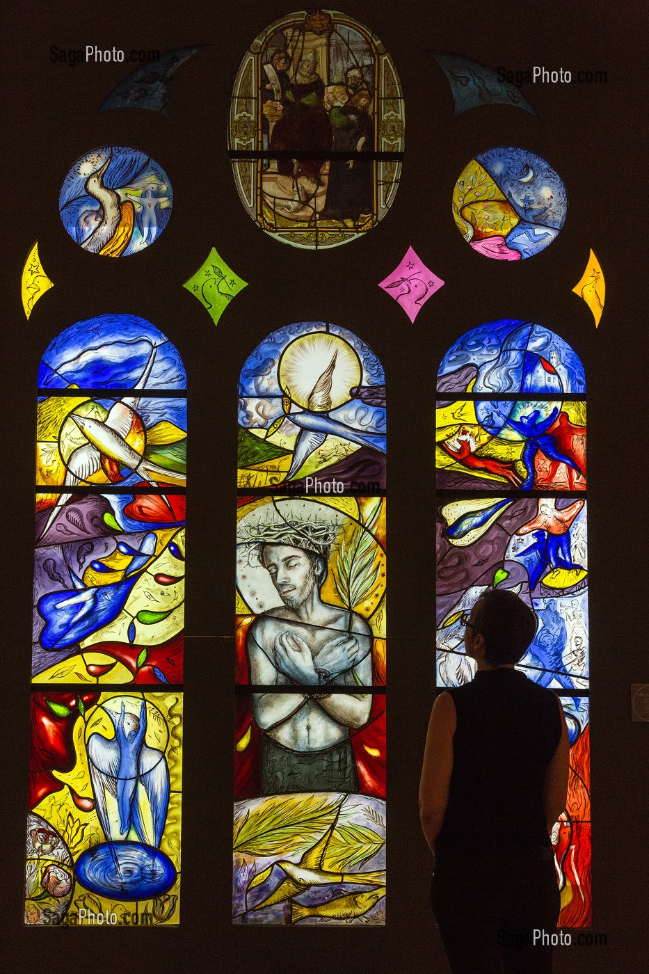 CARMELO ZAGARI,  'ECCE HOMO' POUR L'EGLISE DE SAINT-LUBIN-DES-JONCHERETS, EXPOSITION DE VITRAUX FRANCAIS CONTEMPORAINS 'LES PEINTRES ET LE VITRAIL, CENTRE INTERNATIONAL DU VITRAIL (CIV), CHARTRES, EURE-ET-LOIR (28), FRANCE 