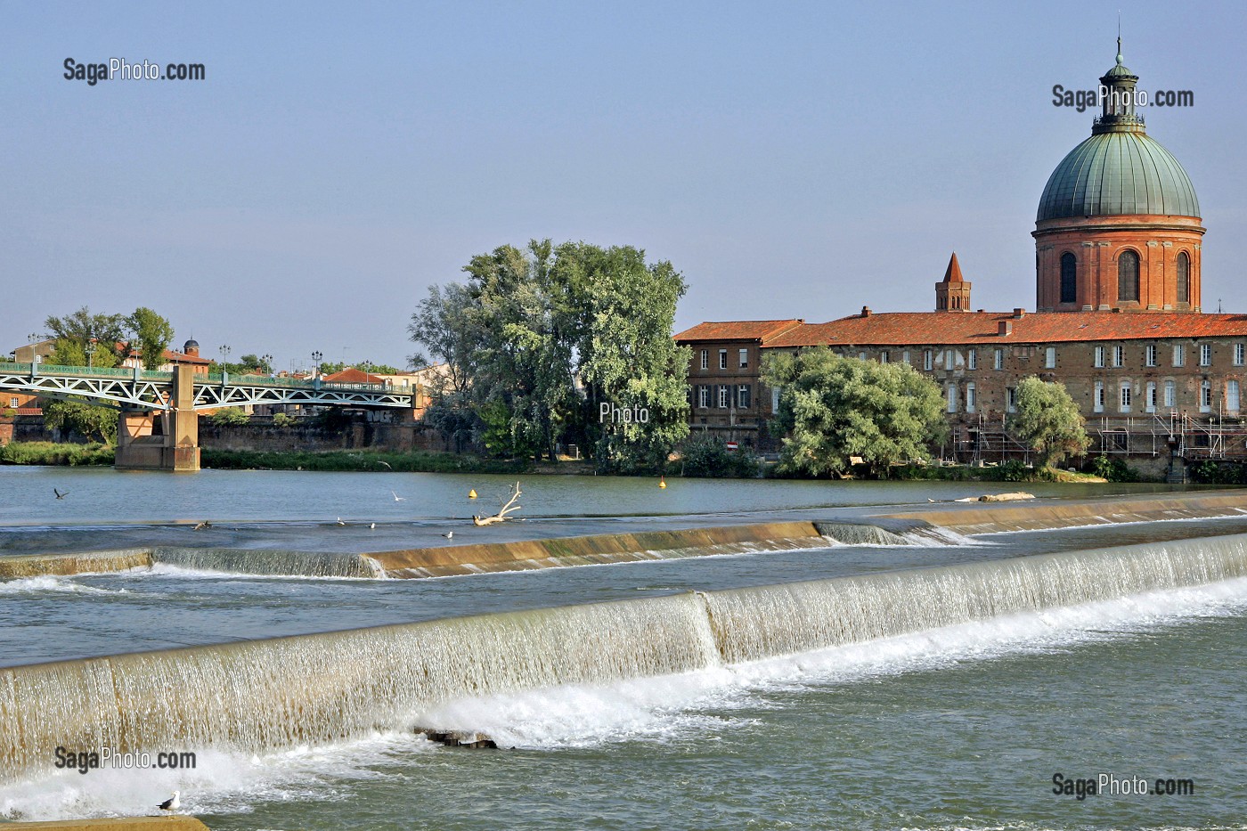 GARONNE ET DOME DE LA CHAPELLE DE L'HOPITAL SAINT-JOSEPH DE LA GRAVE, VUE DU QUAI SAINT-PIERRE, SAINT CYPRIEN, TOULOUSE, HAUTE-GARONNE (31), FRANCE 