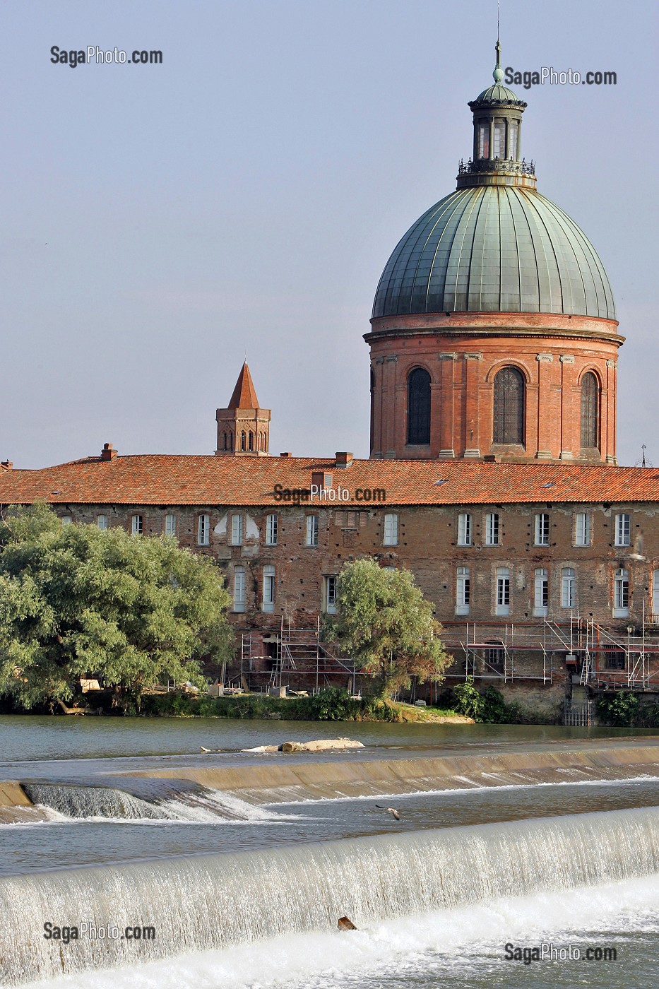 GARONNE ET DOME DE LA CHAPELLE DE L'HOPITAL SAINT-JOSEPH DE LA GRAVE, VUE DU QUAI SAINT-PIERRE, SAINT CYPRIEN, TOULOUSE, HAUTE-GARONNE (31), FRANCE 