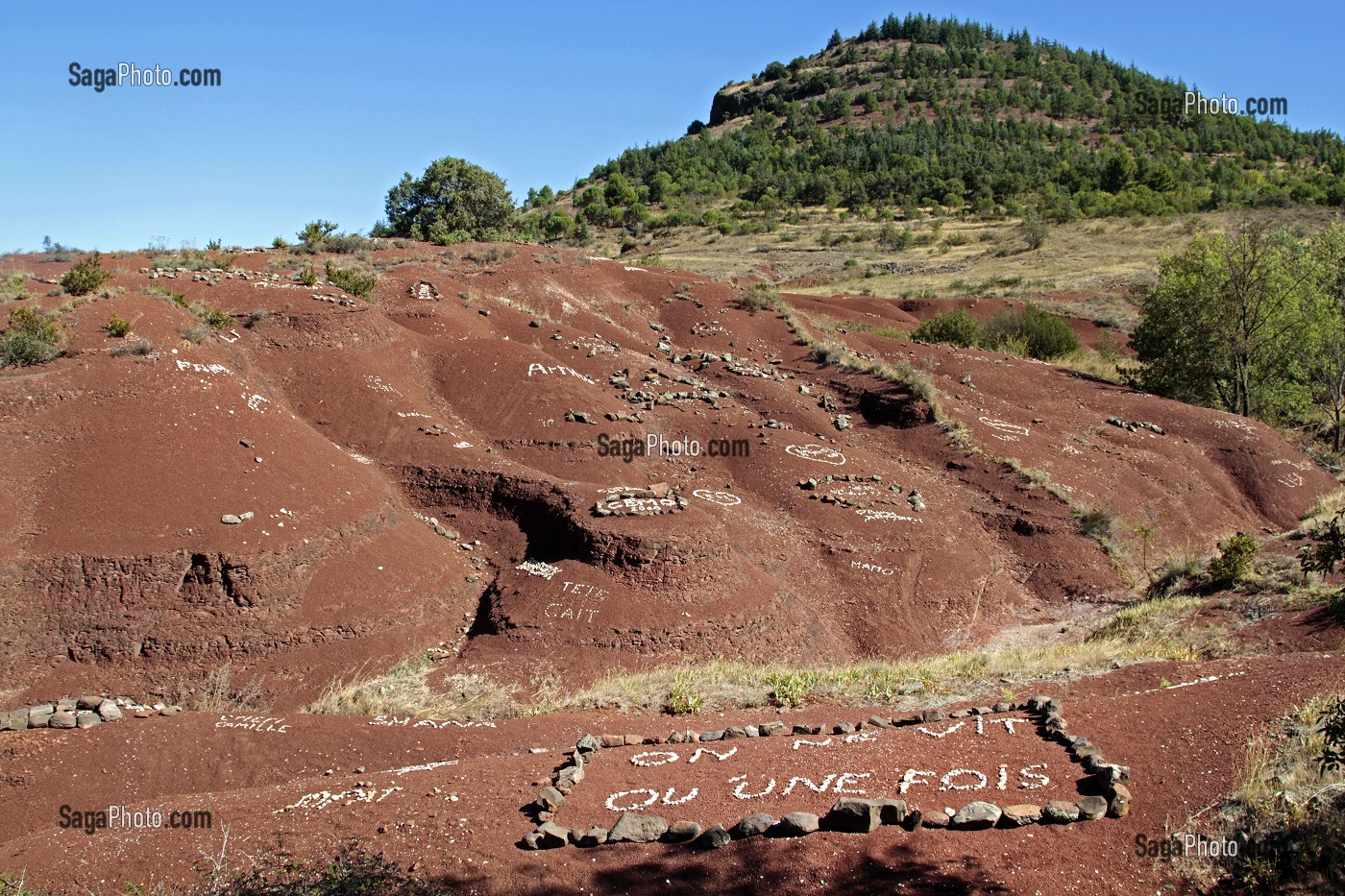INSCRIPTION AVEC DES CAILLOUX BLANC, ON NE VIT QU'UNE FOIS, SUR RUFFES (ARGILE ROUGE RICHE EN OXYDE DE FER) TERRE ROUGE PRES DU LAC DU SALAGOU, HERAULT (34) 