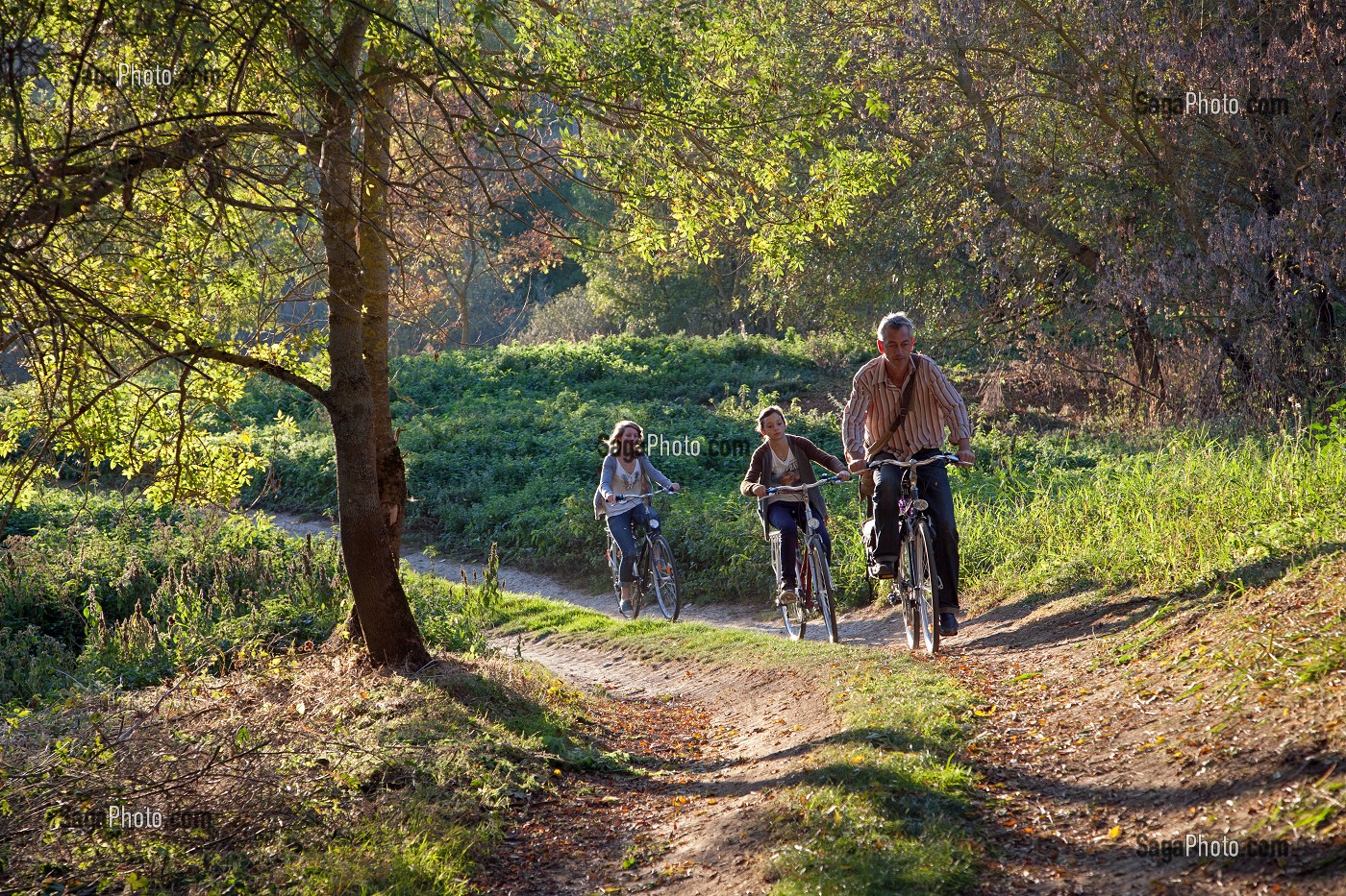 CYCLISTES EN BALADE EN FAMILLE SUR L'ITINERAIRE DE LA LOIRE A VELO, CANDES-SAINT-MARTIN, INDRE-ET-LOIRE (37), FRANCE 