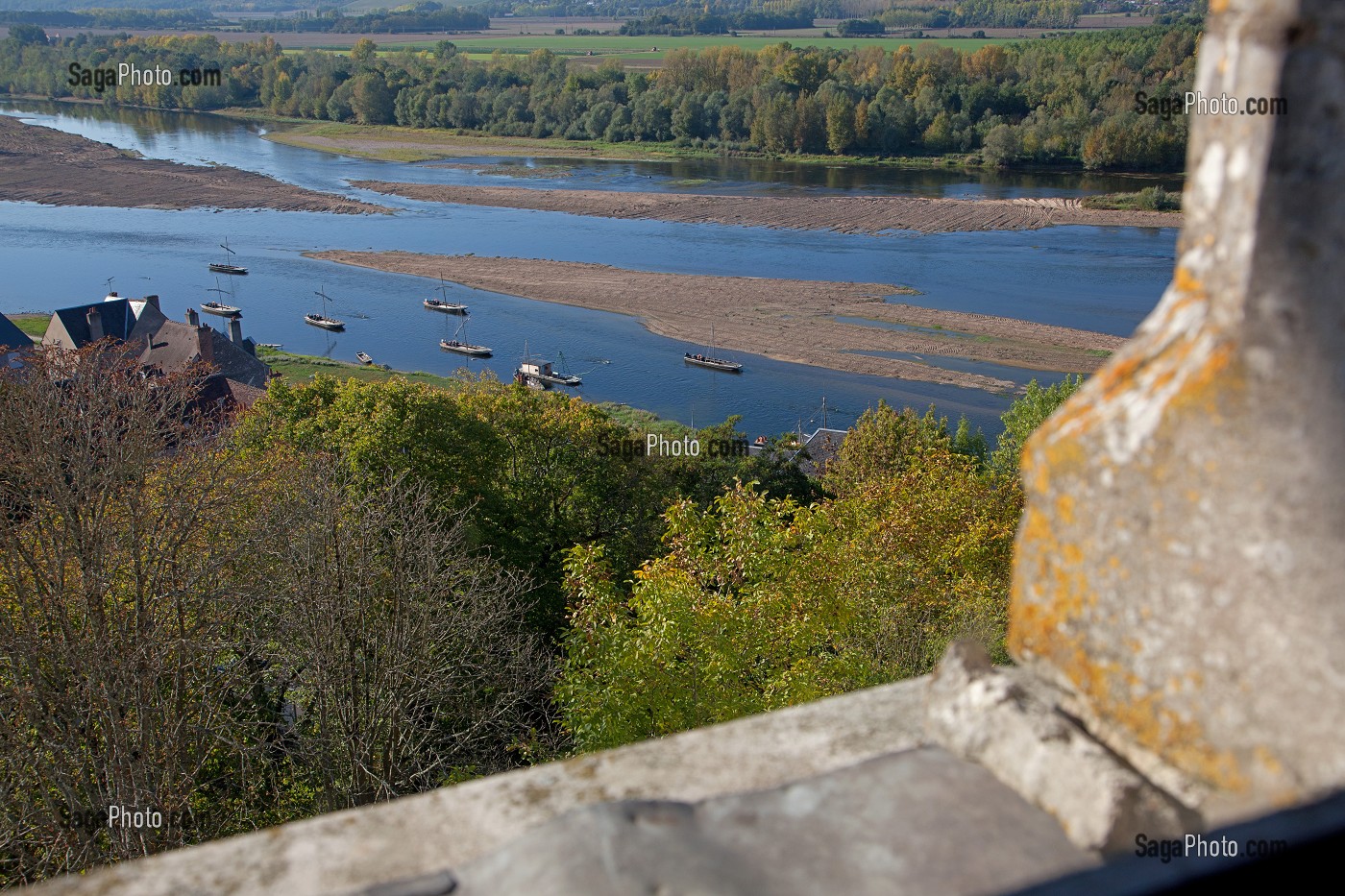 GABARES, BATEAU SUR NAVIGUANT SUR LA LOIRE, VUE DU CHATEAU DE CHAUMONT-SUR-LOIRE, LOIR-ET-CHER (41), FRANCE 