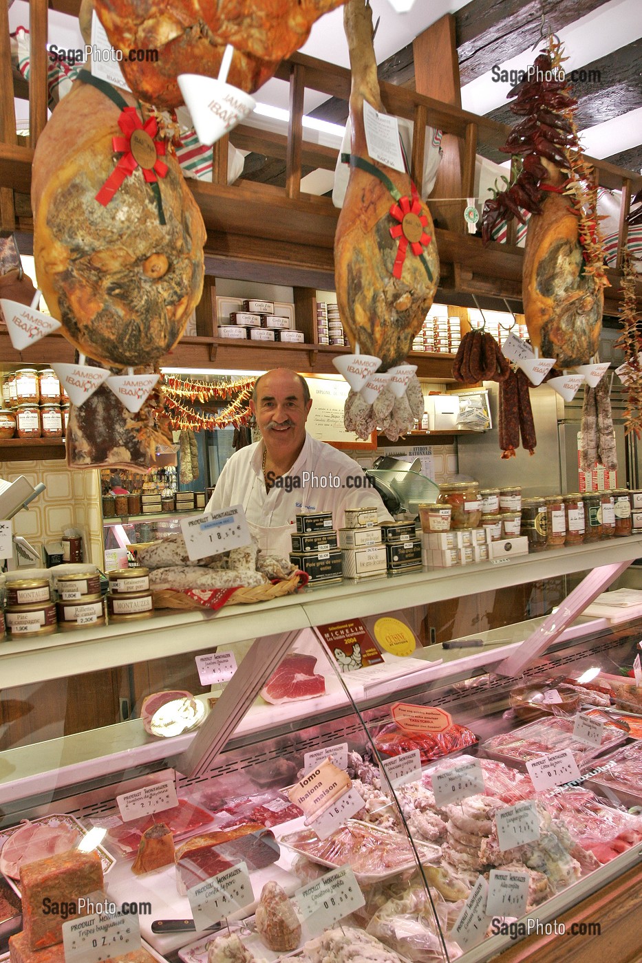 JAMBON DE BAYONNE, BOUTIQUE, BOUCHERIE MONTAUZER, PAYS BASQUE, COTE BASQUE, BAYONNE, PYRENEES ATLANTIQUES, (64), FRANCE 