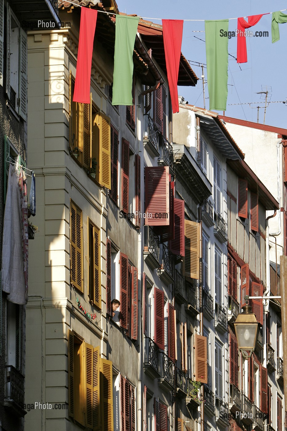 FACADE DE MAISON BAYONNE, MAISONS SUR LES QUAIS DE LA NIVE, PAYS BASQUE, COTE BASQUE, BAYONNE, PYRENEES ATLANTIQUES, (64), FRANCE 