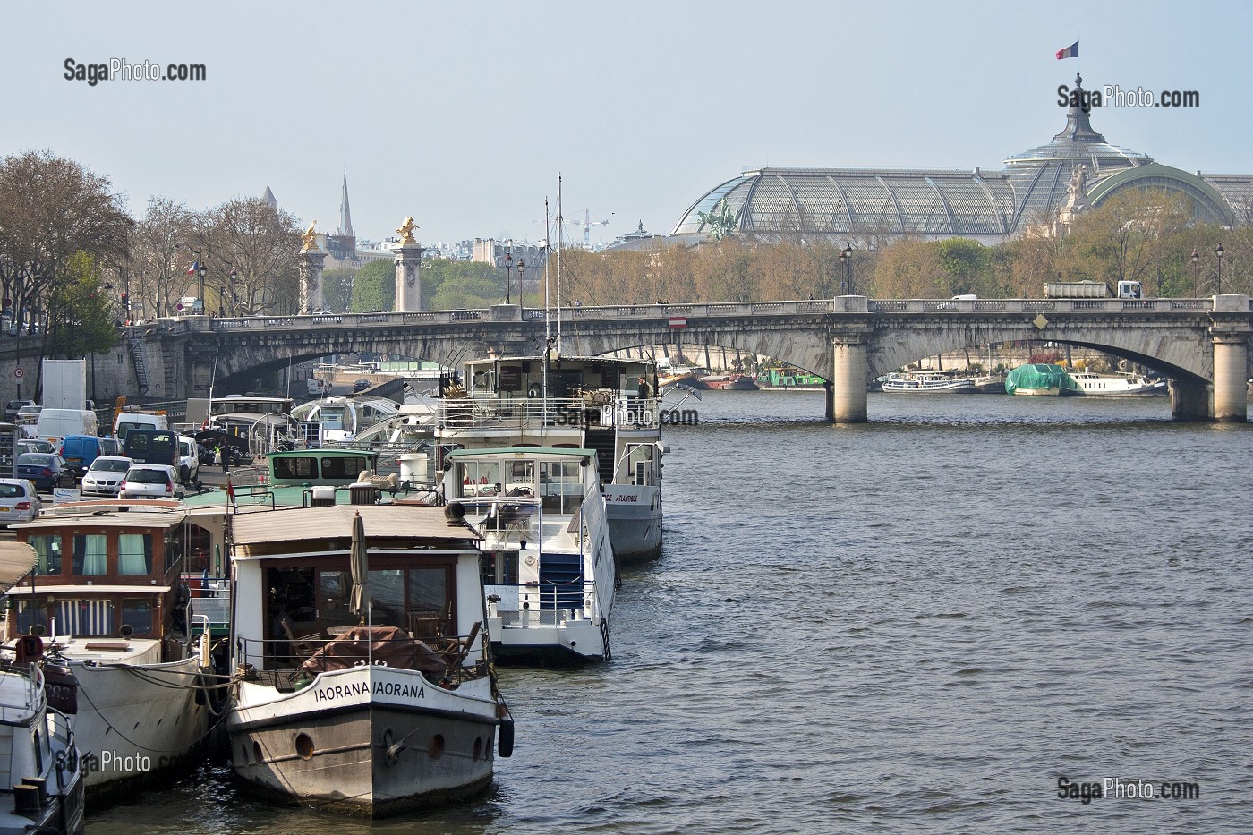 PENICHES SUR LA SEINE, GRAND PALAIS, PONT ALEXANDRE III, PARIS, FRANCE