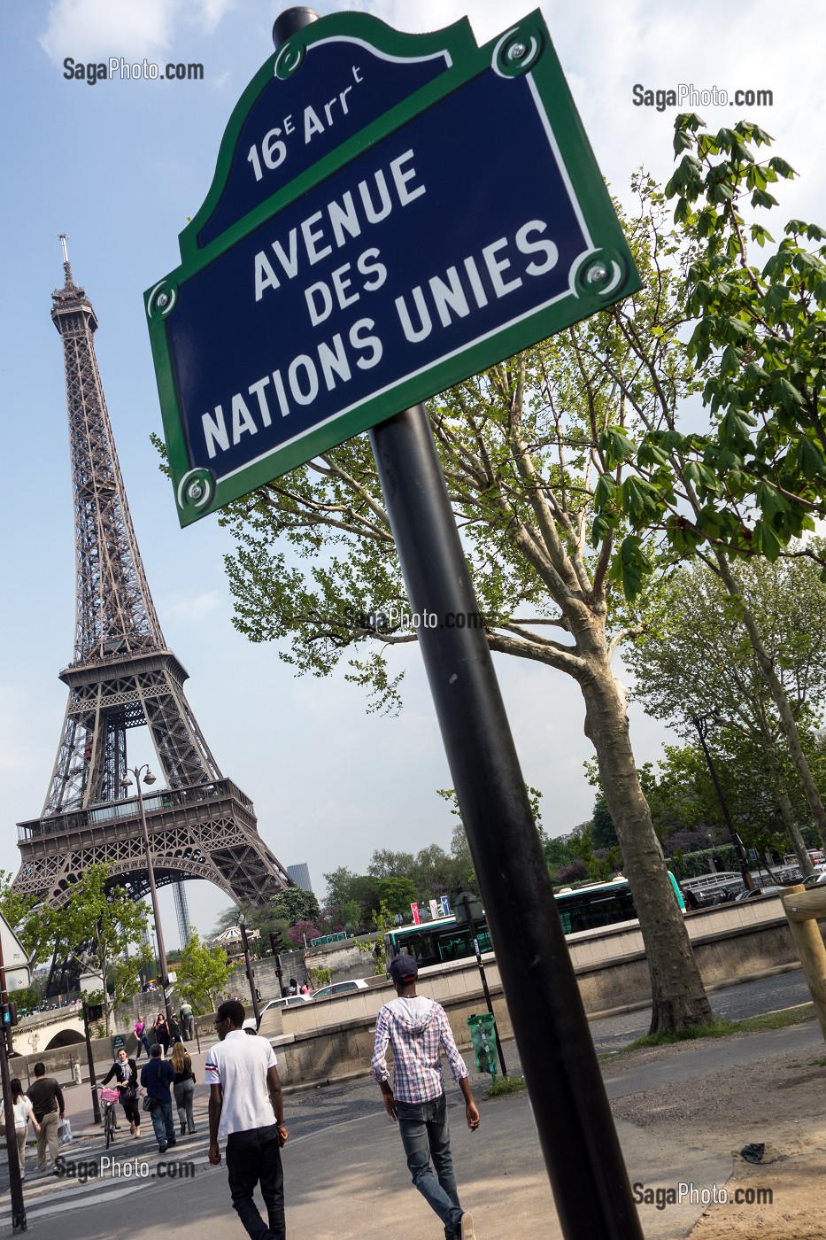 PANNEAU DE L'AVENUE DES NATIONS UNIES DEVANT LA TOUR EIFFEL, PARIS 16 EME, FRANCE 