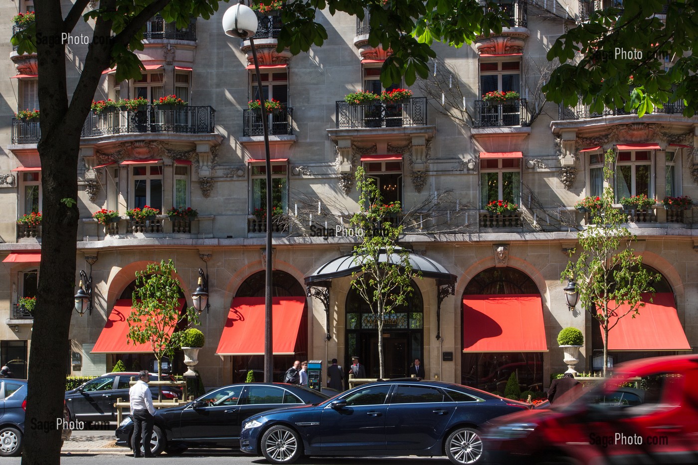 VOITURE DE LUXE DEVANT L'HOTEL PLAZA ATHENEE, AVENUE MONTAIGNE, 8EME ARRONDISSEMENT, PARIS, FRANCE 