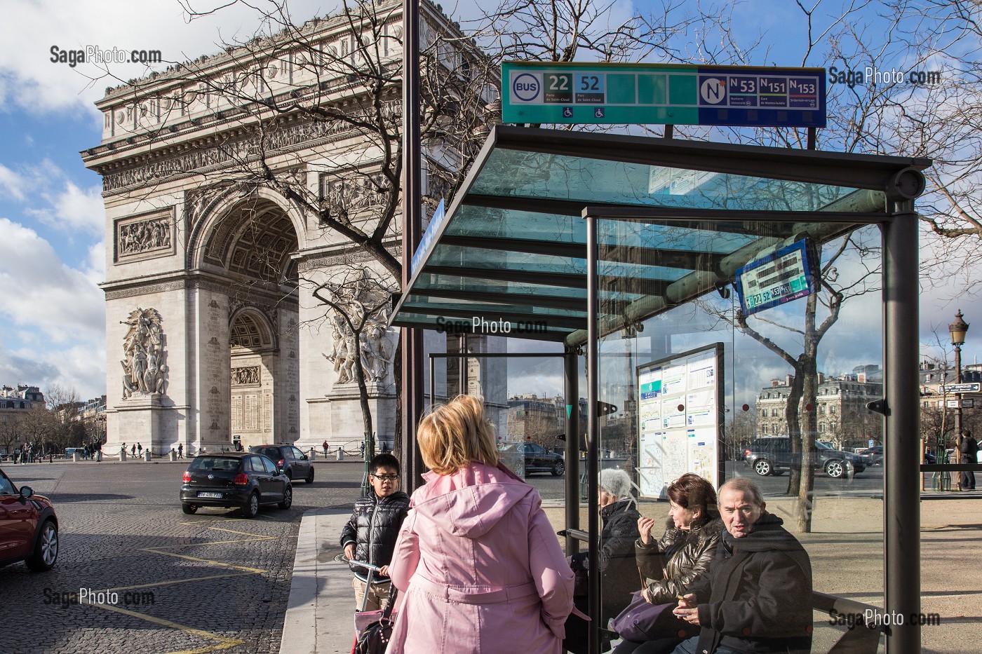 ARRET DE BUS RATP DEVANT L'ARC DE TRIOMPHE SUR LA PLACE CHARLES DE GAULLE, PARIS (75), FRANCE 
