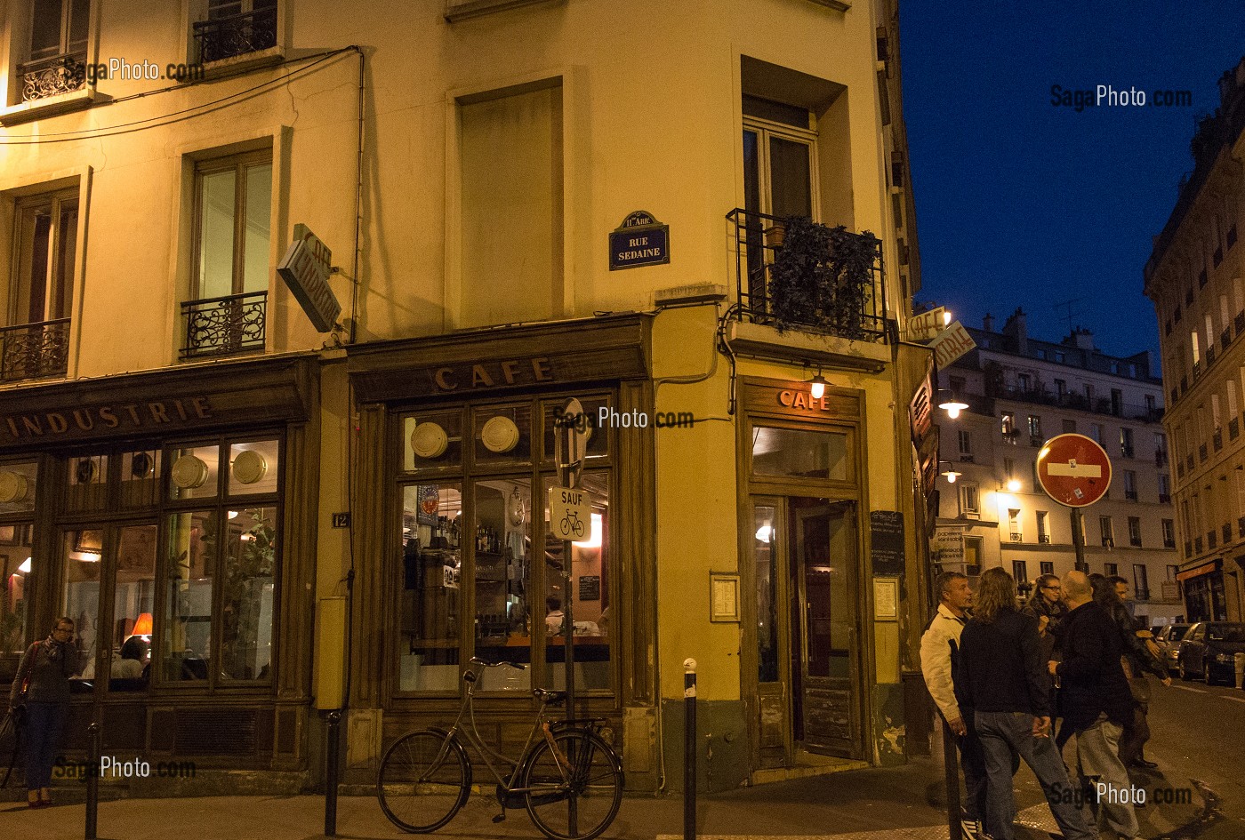 FACADE DU CAFE DE L'INDUSTRIE A LA TOMBEE DE LA NUIT, QUARTIER DE BASTILLE, RUE SAINT-SABIN, PARIS (75), FRANCE 