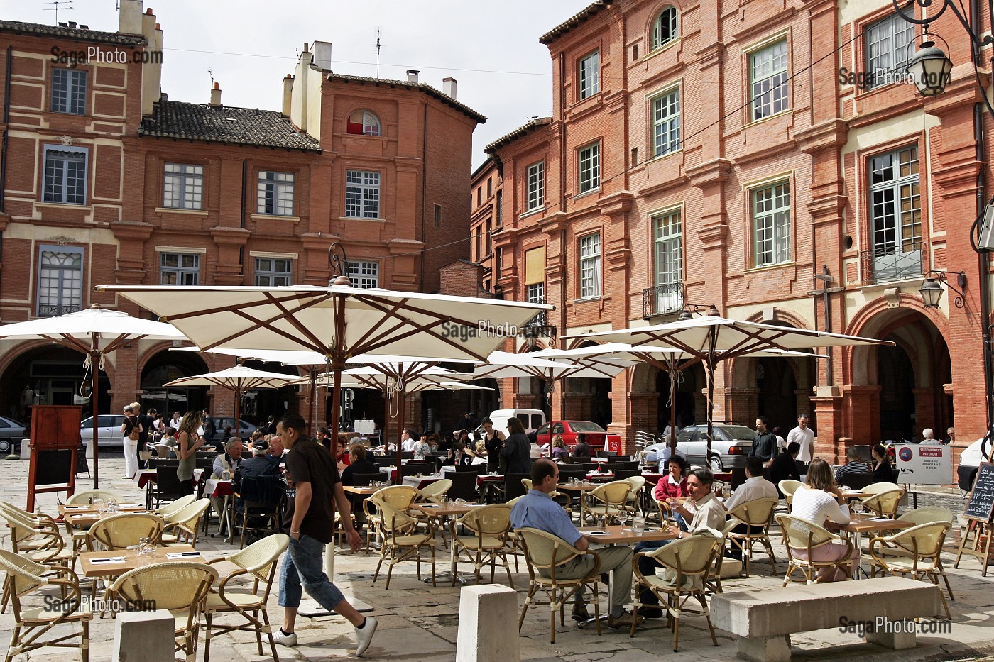 TERRASSES DE CAFE ET RESTAURANT SUR LA PLACE NATIONALE, VILLE DE MONTAUBAN, TARN-ET-GARONNE (82), FRANCE 