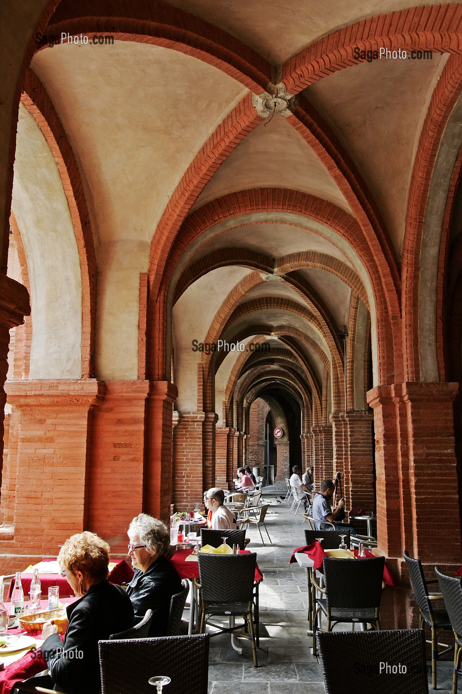 RESTAURANTS SOUS LES ARCADES DE LA PLACE NATIONALE, VILLE DE MONTAUBAN, TARN-ET-GARONNE (82), FRANCE 