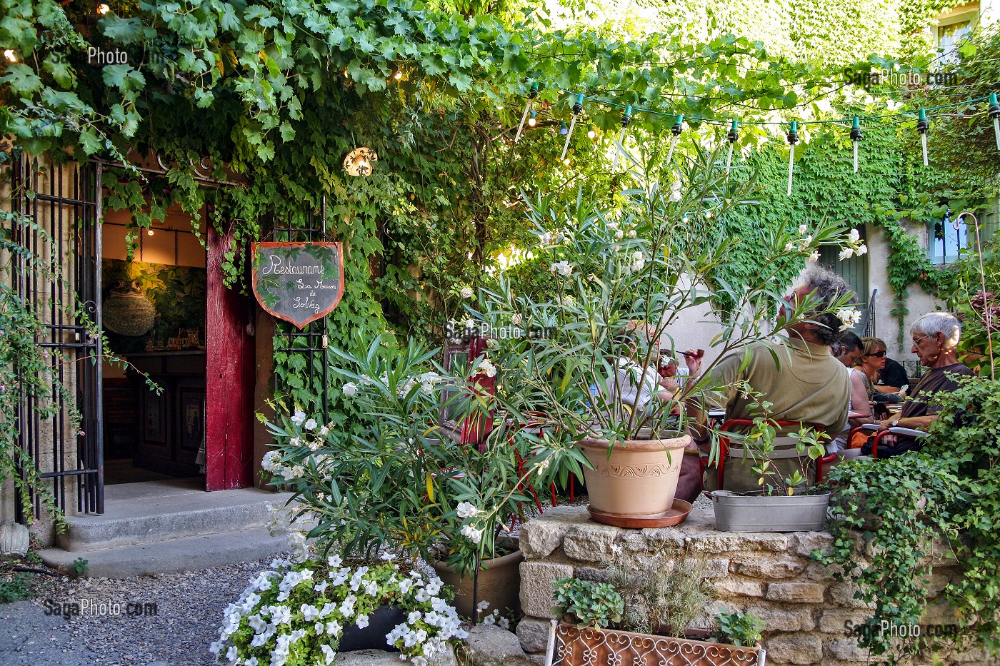 RESTAURANT LA MAISON DE SOLVEIG, VILLAGE FORTIFIE DE SAIGNON PERCHE SUR LE FLANC NORD DU HAUT LUBERON, VAUCLUSE (84), FRANCE 