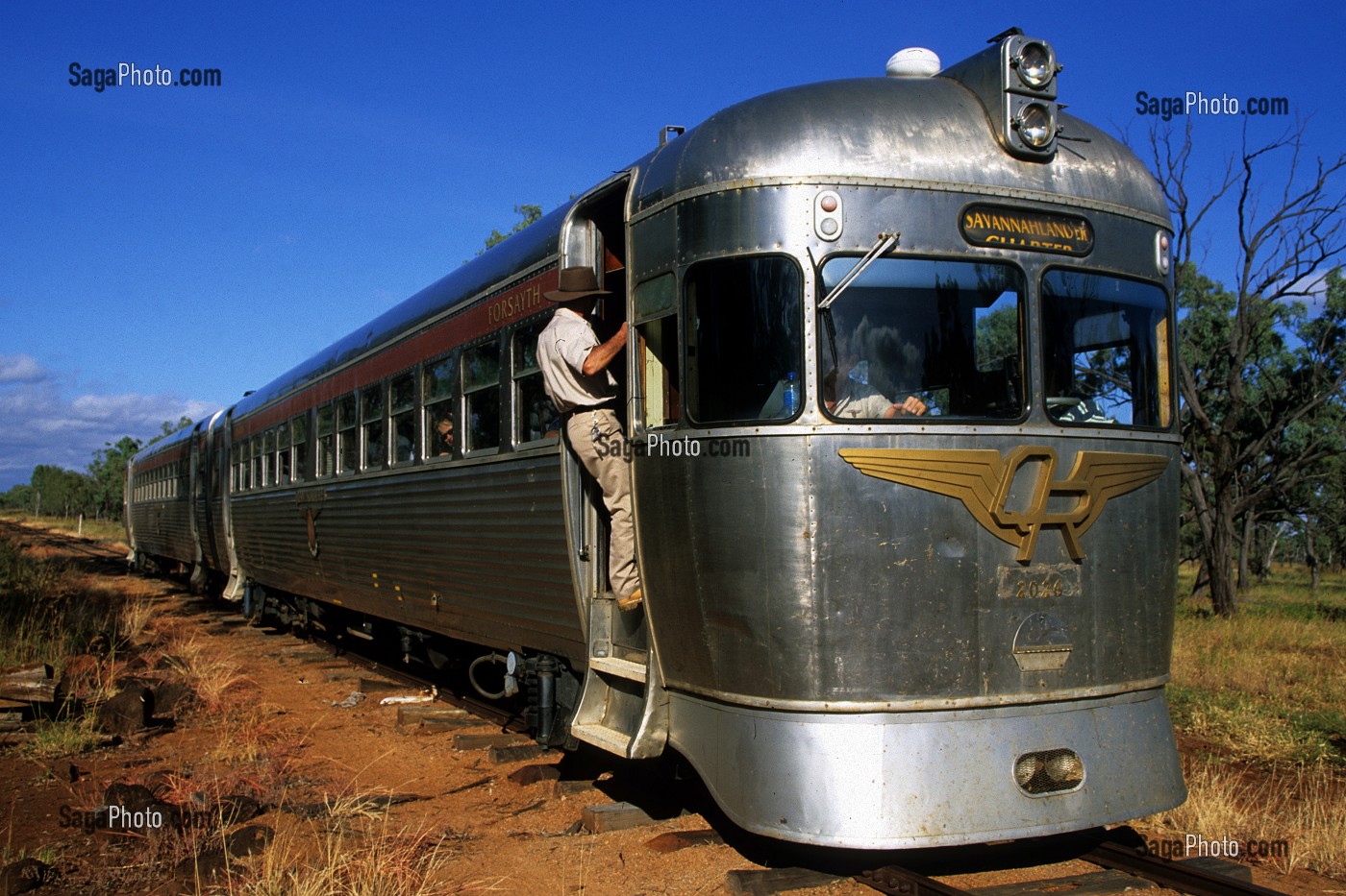 TRAIN SAVANNAH LANDER A L'ARRET DANS LE BUSH AUSTRALIEN, GUIDE, CONDUCTEUR, TRAIN RELIANT LE BUSH AUSTRALIEN A CAIRNS, RAILMOTOR CLASS 2000, QUEENSLAND, AUSTRALIE 