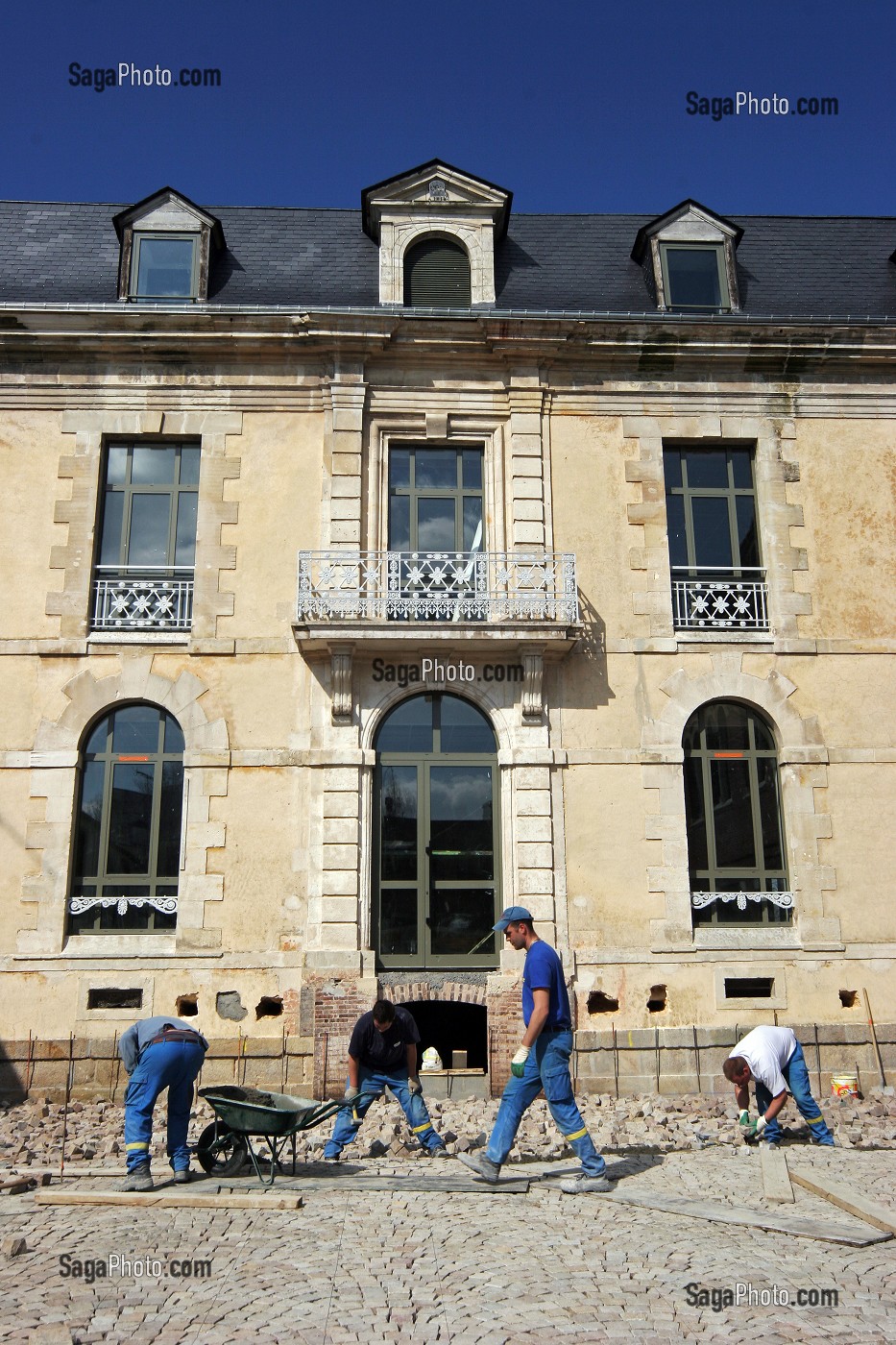 RENOVATION DE LA MAIRIE, MAISON DES SERVICES, CONSTRUCTION D'UN BATIMENT PUBLIC, EDIFICE PUBLIQUE, TRAVAUX PUBLICS POUR UNE COLLECTIVE LOCALE, RUGLES, EURE (27), HAUTE-NORMANDIE, FRANCE 