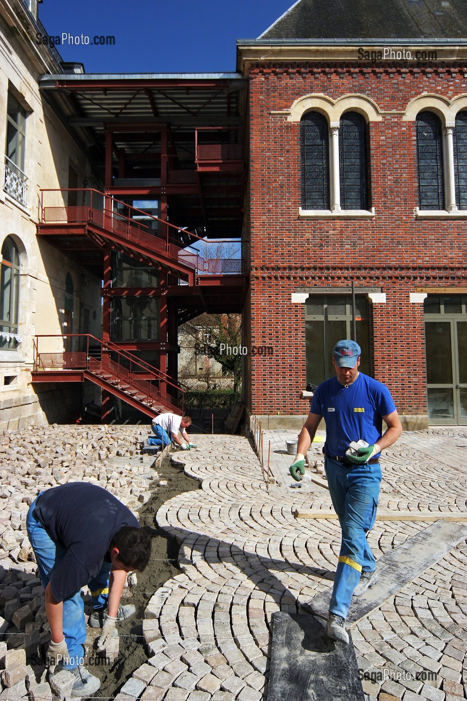 RENOVATION DE LA MAIRIE, MAISON DES SERVICES, CONSTRUCTION D'UN BATIMENT PUBLIC, EDIFICE PUBLIQUE, TRAVAUX PUBLICS POUR UNE COLLECTIVE LOCALE, RUGLES, EURE (27), HAUTE-NORMANDIE, FRANCE 