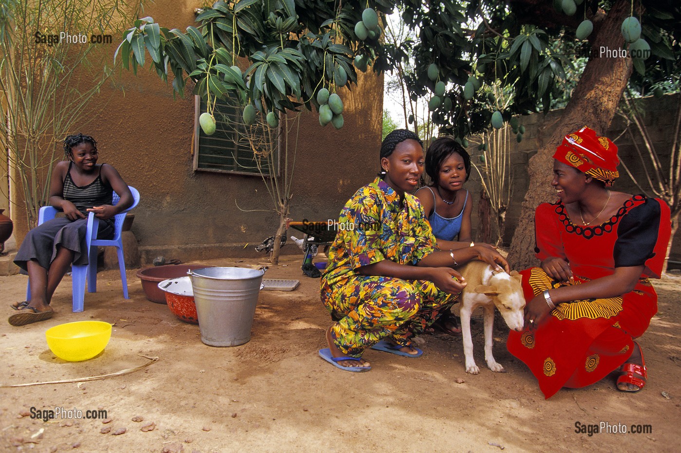 FEMMES ET ENFANTS DANS LA COUR DE LEUR MAISON, HABITAT LOCAL, BOBO-DIOULASSO, BURKINA FASO 