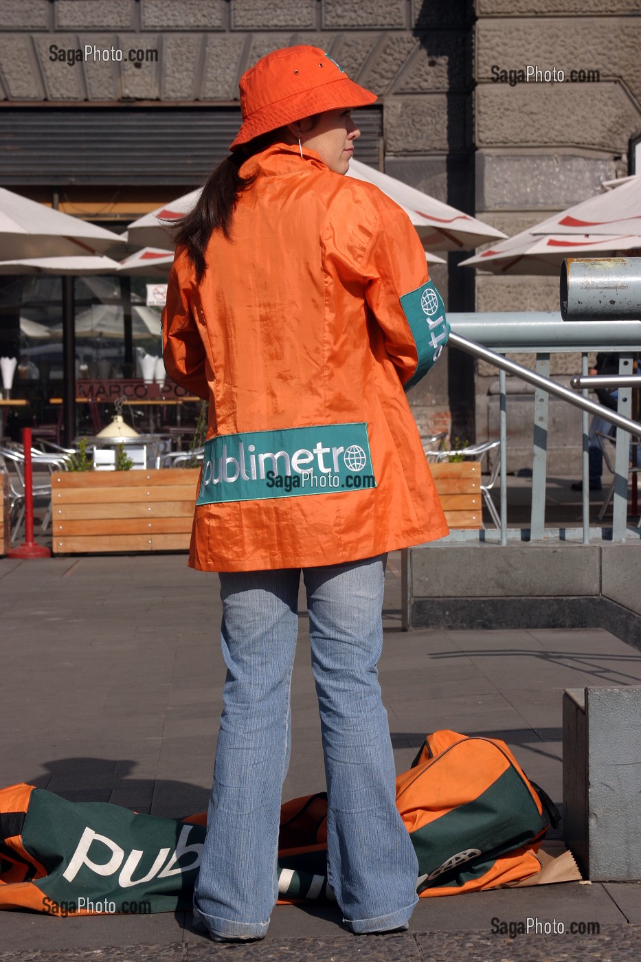 JEUNE FILLE DISTRIBUANT DES EXEMPLAIRES DU JOURNAL METRO SUR LA PLACE D'ARMES DE SANTIAGO, PLAZA DE ARMAS, SANTIAGO DE CHILE, CHILI 